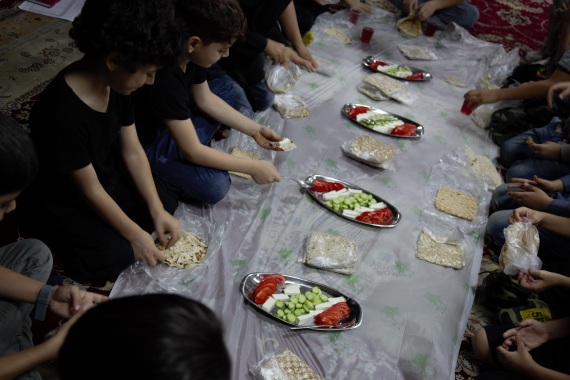 تدارک نذری، لقمه و چای روضه